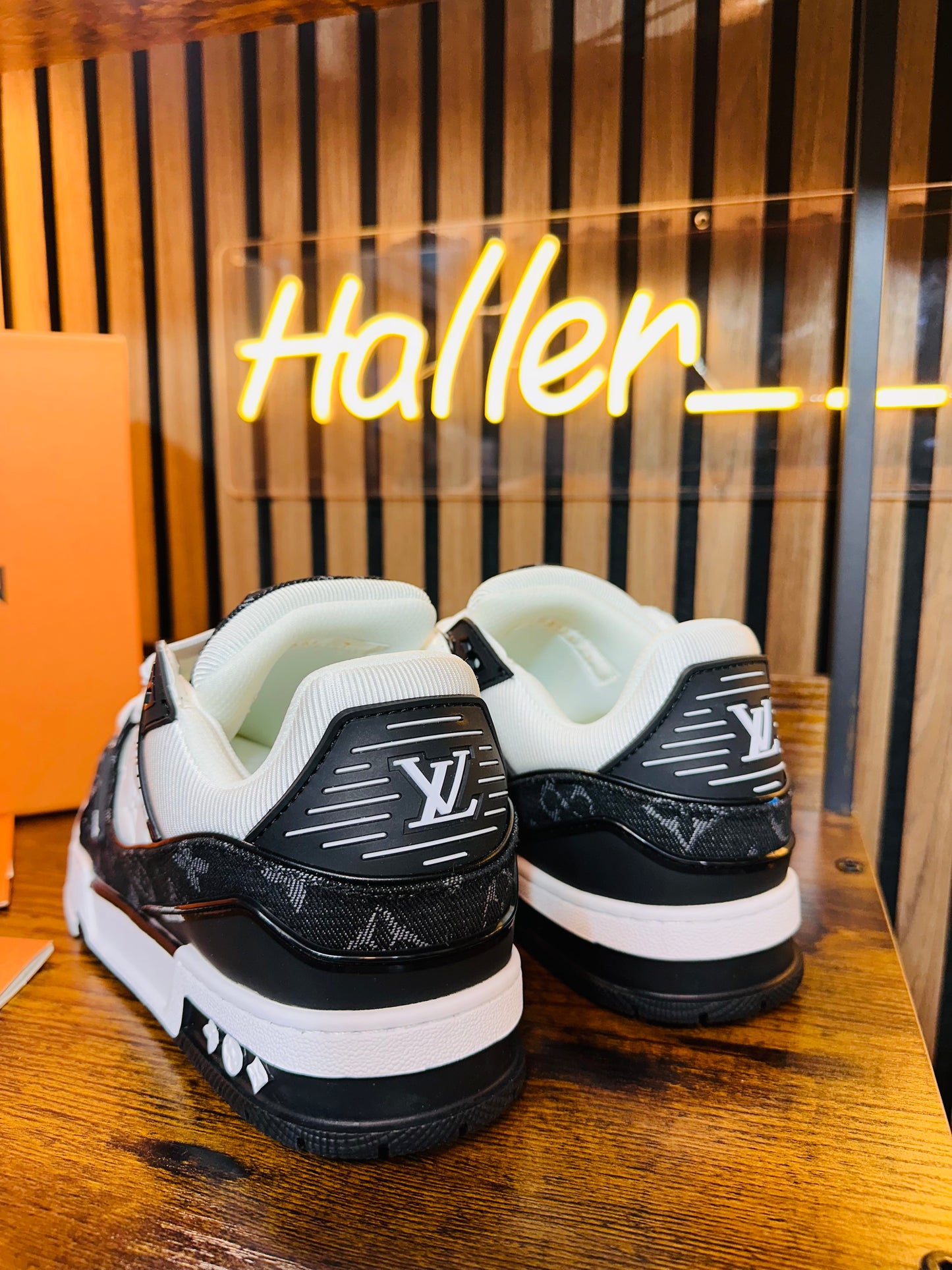 LOUIS VUITTON TRAINER white/ black