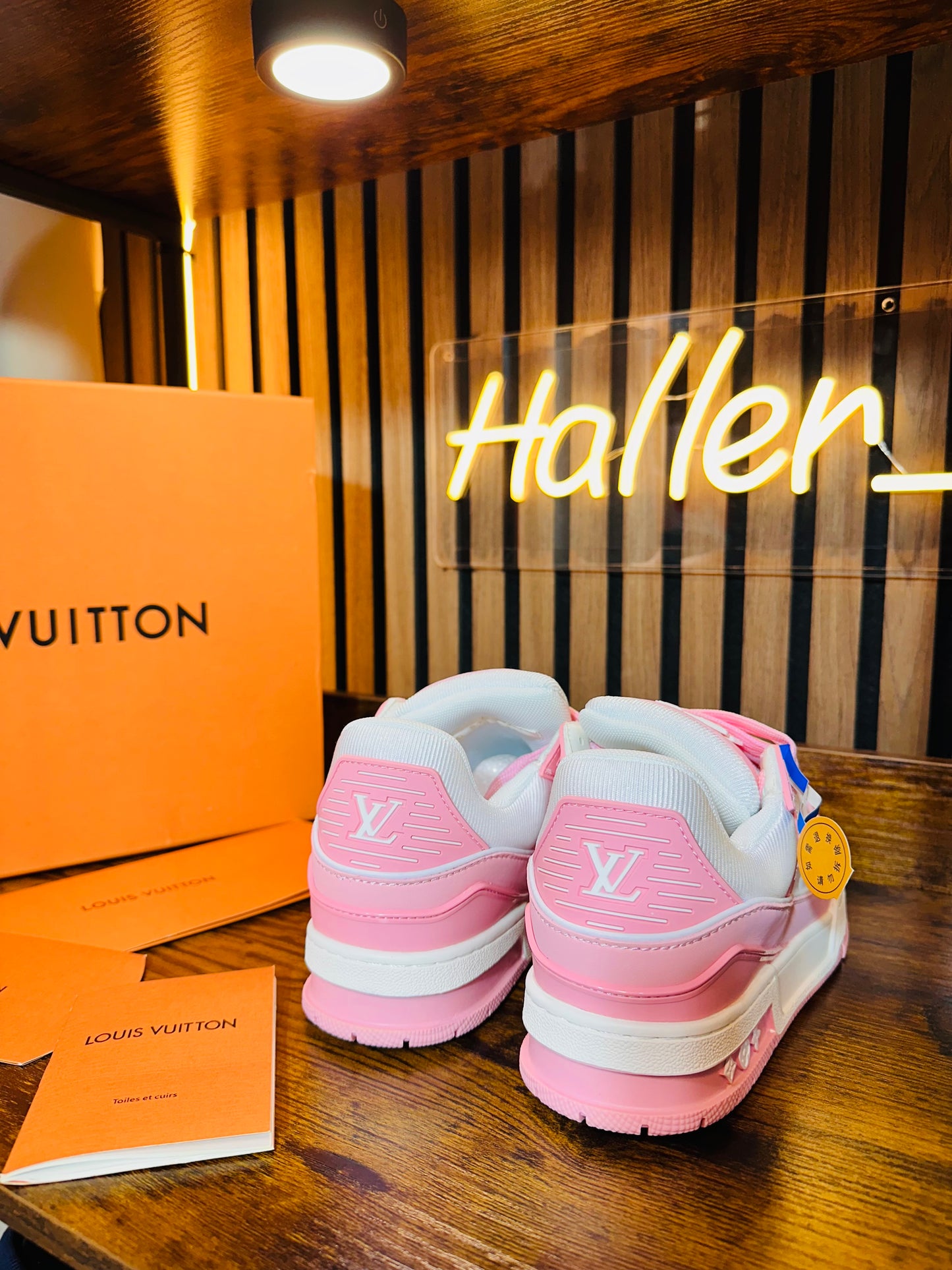  LOUIS VUITTON TRAINER white/pink