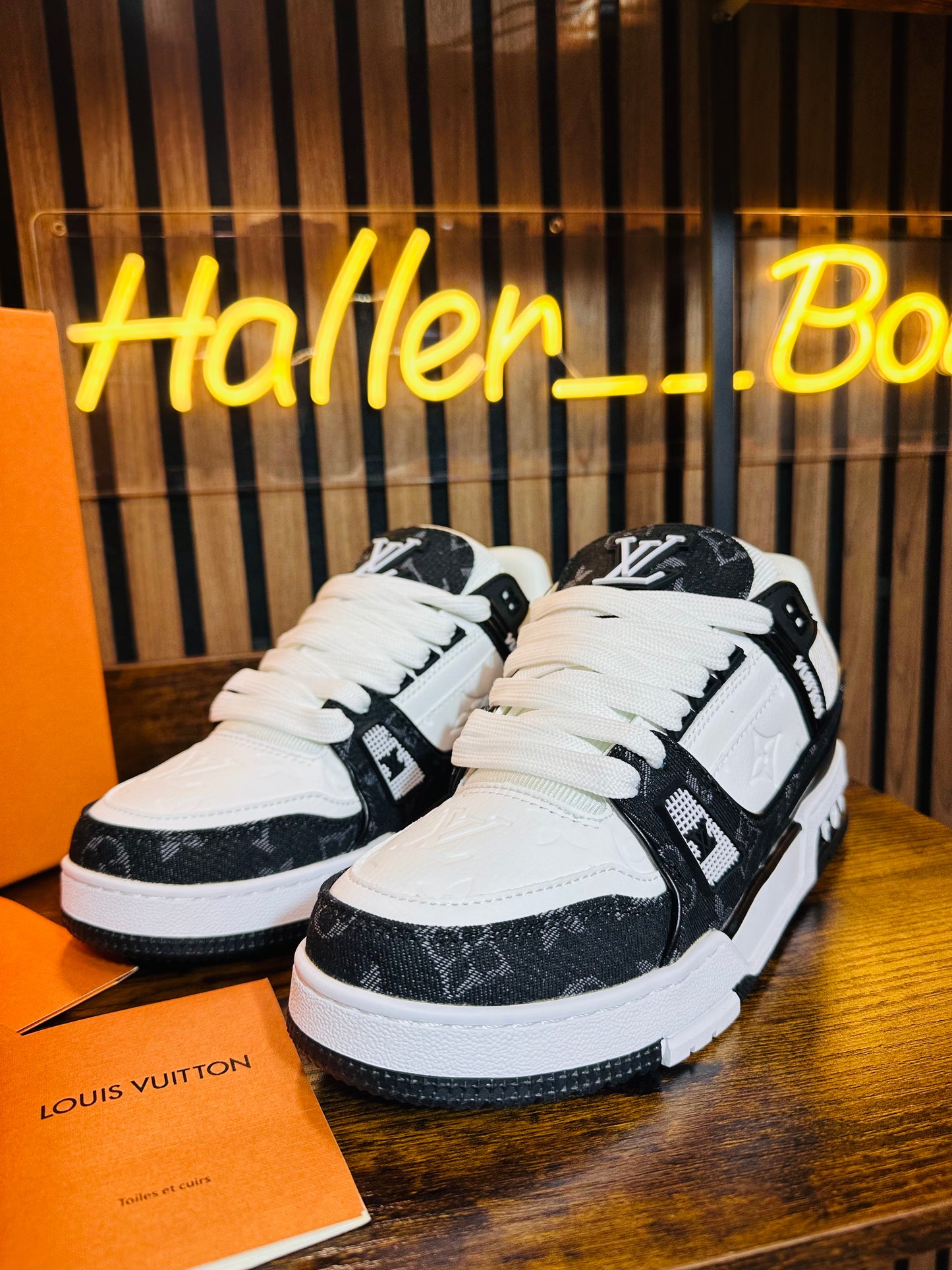 LOUIS VUITTON TRAINER white/ black