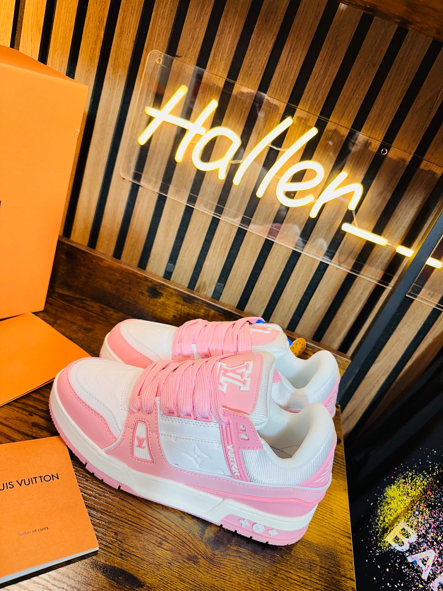 ￼ LOUIS VUITTON TRAINER white/pink