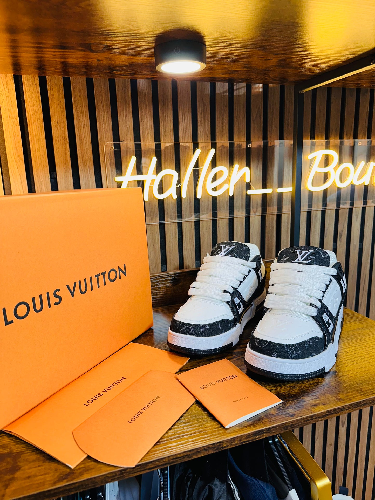 LOUIS VUITTON TRAINER white/ black