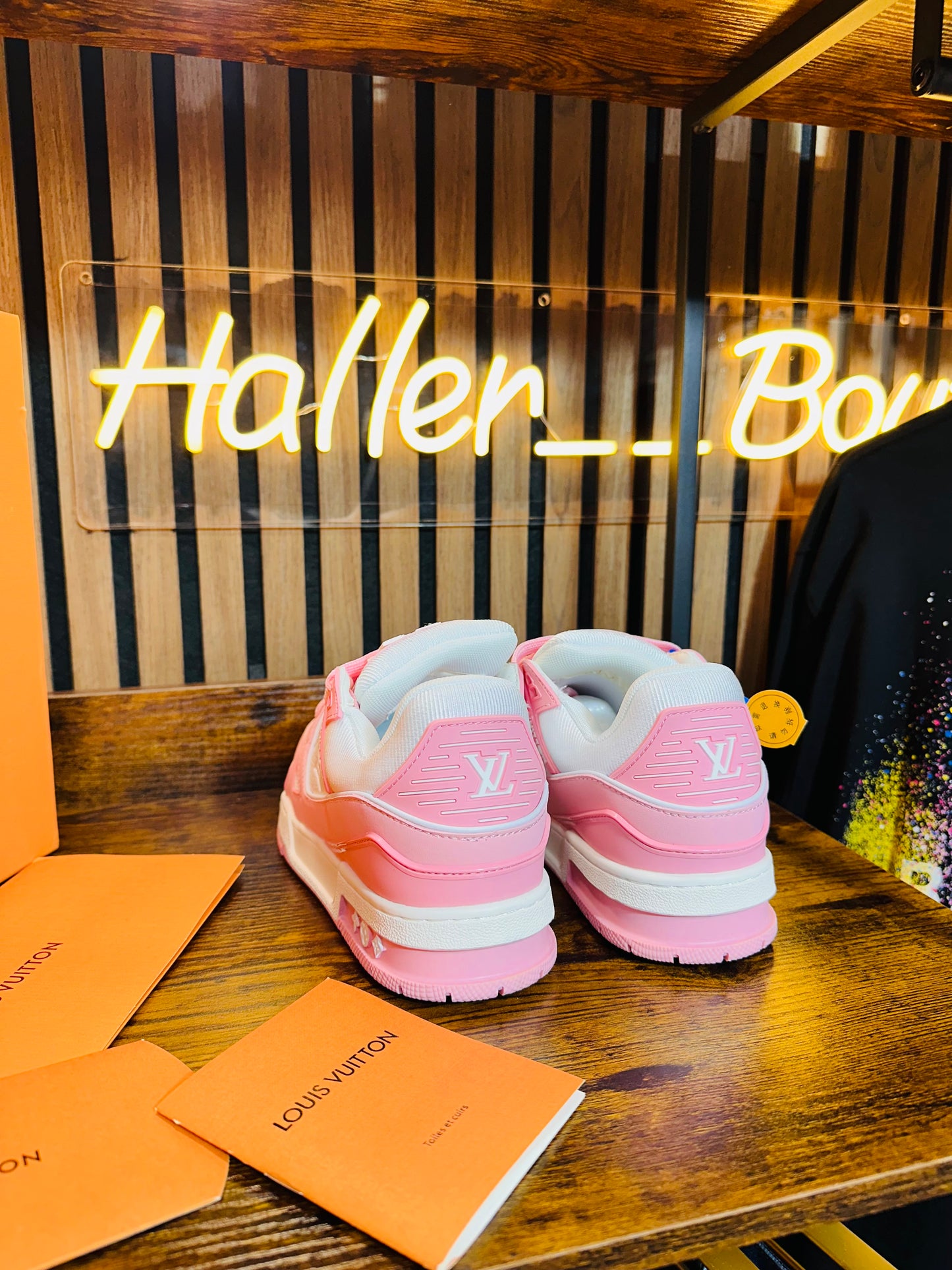 ￼ LOUIS VUITTON TRAINER white/pink
