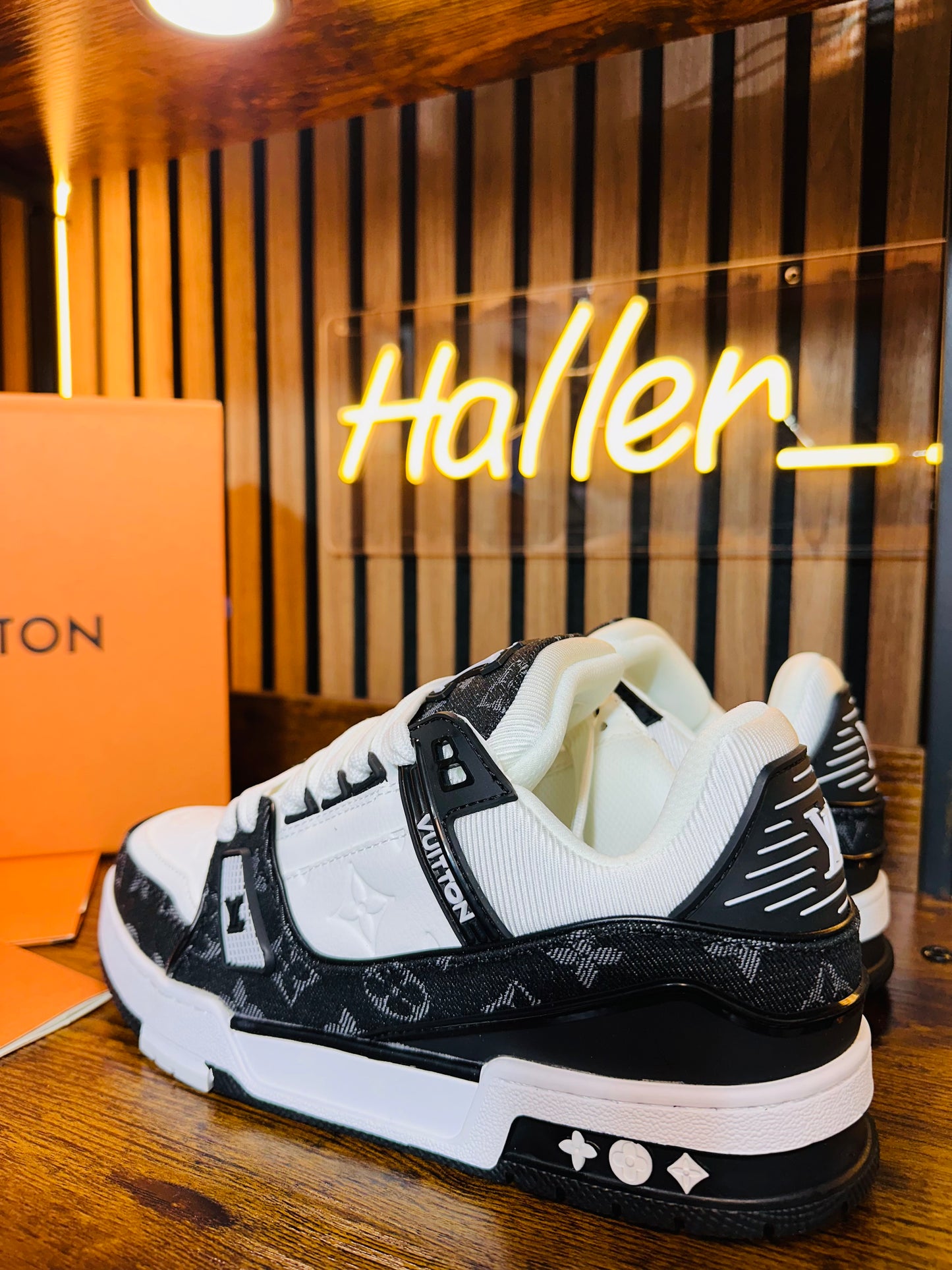 LOUIS VUITTON TRAINER white/ black